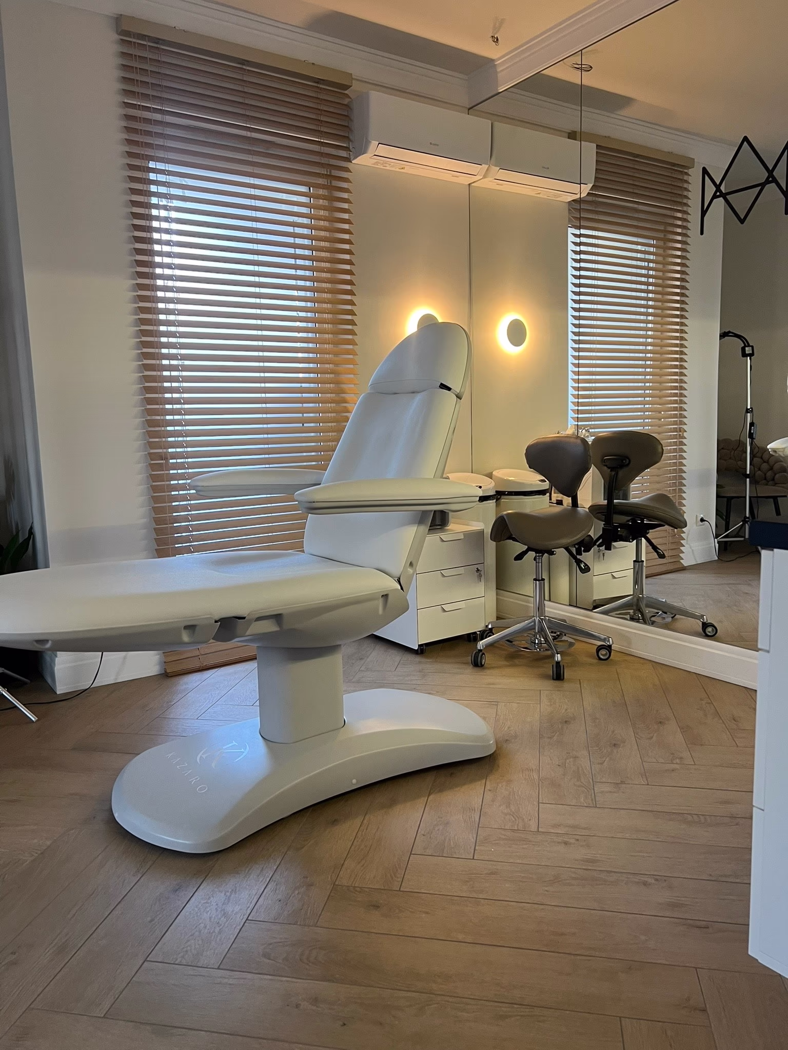Nowoczesne wnętrze gabinetu Malendowska Aesthetic w Poznaniu. Profesjonalny fotel zabiegowy i sterylne warunki pracy.