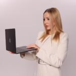 Izabela Malendowska przygotowująca indywidualny plan zabiegowy. Profesjonalna konsultacja i dbałość o potrzeby klienta w gabinecie w Poznaniu.