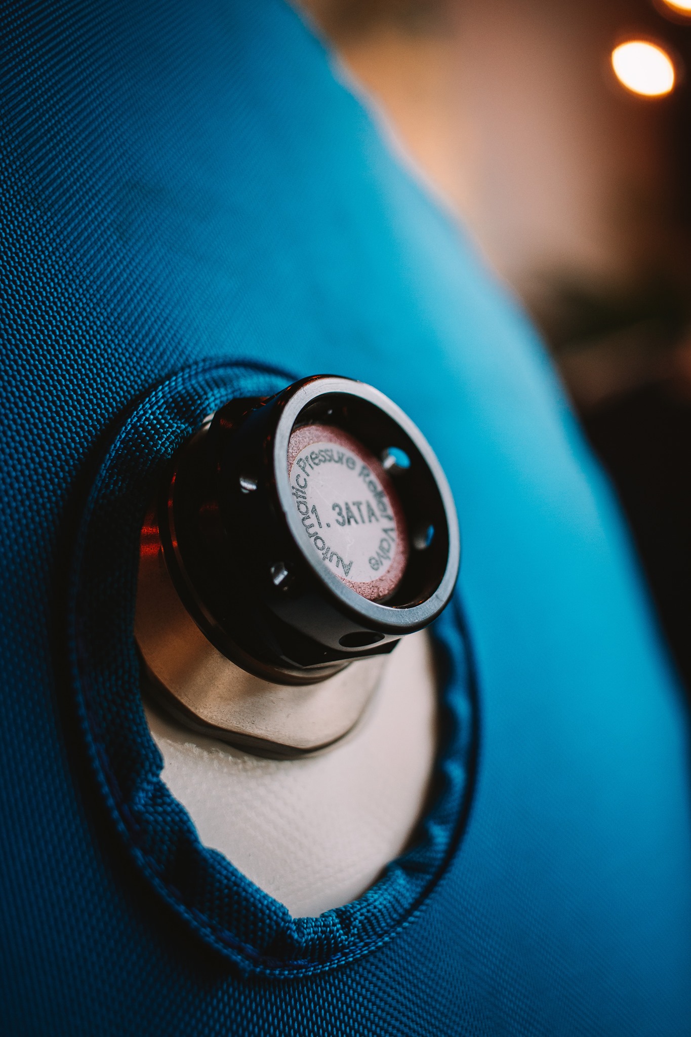 Zbliżenie na zawór ciśnieniowy 1.3 ATA komory hiperbarycznej OxyBed. Bezpieczna tlenoterapia i regeneracja komórkowa w gabinecie w Poznaniu